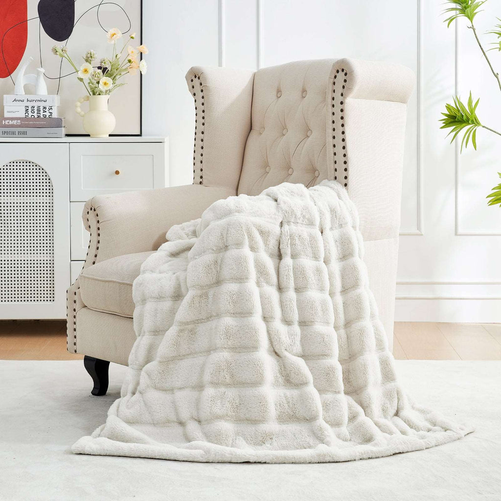 Comfy Cloud Faux Fur Throw
