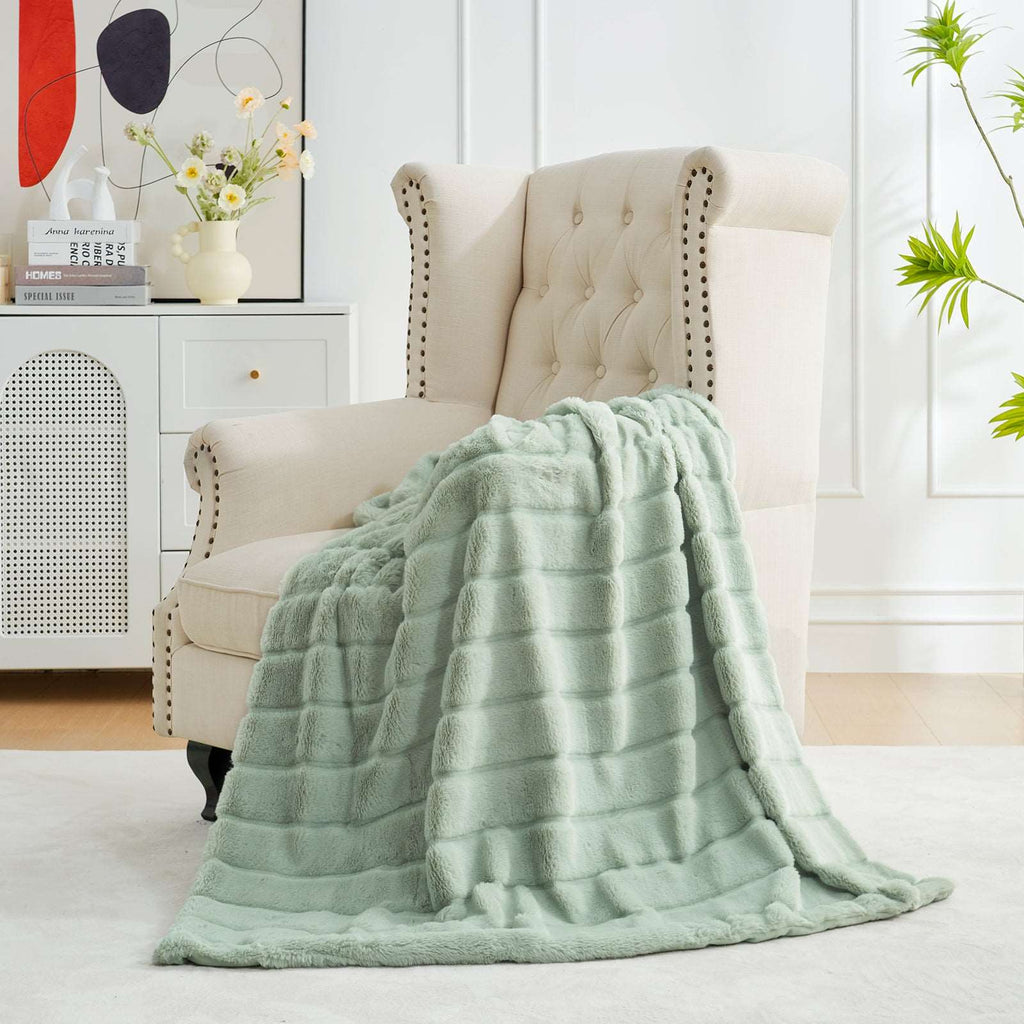 Comfy Cloud Faux Fur Throw