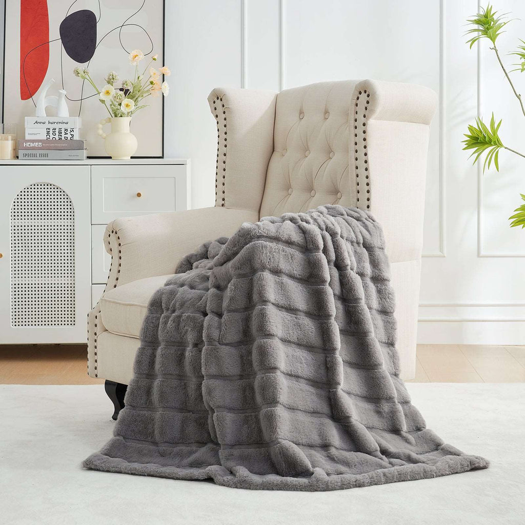 Comfy Cloud Faux Fur Throw