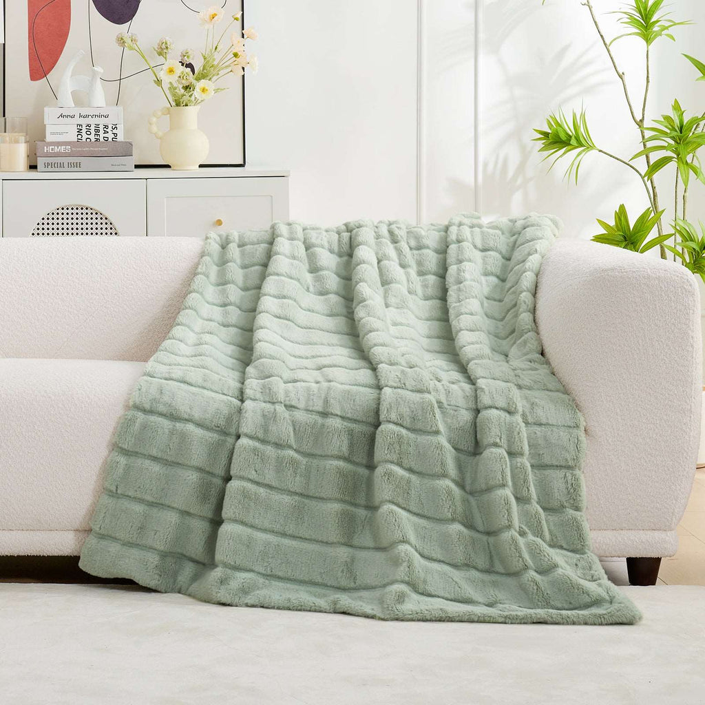Comfy Cloud Faux Fur Throw