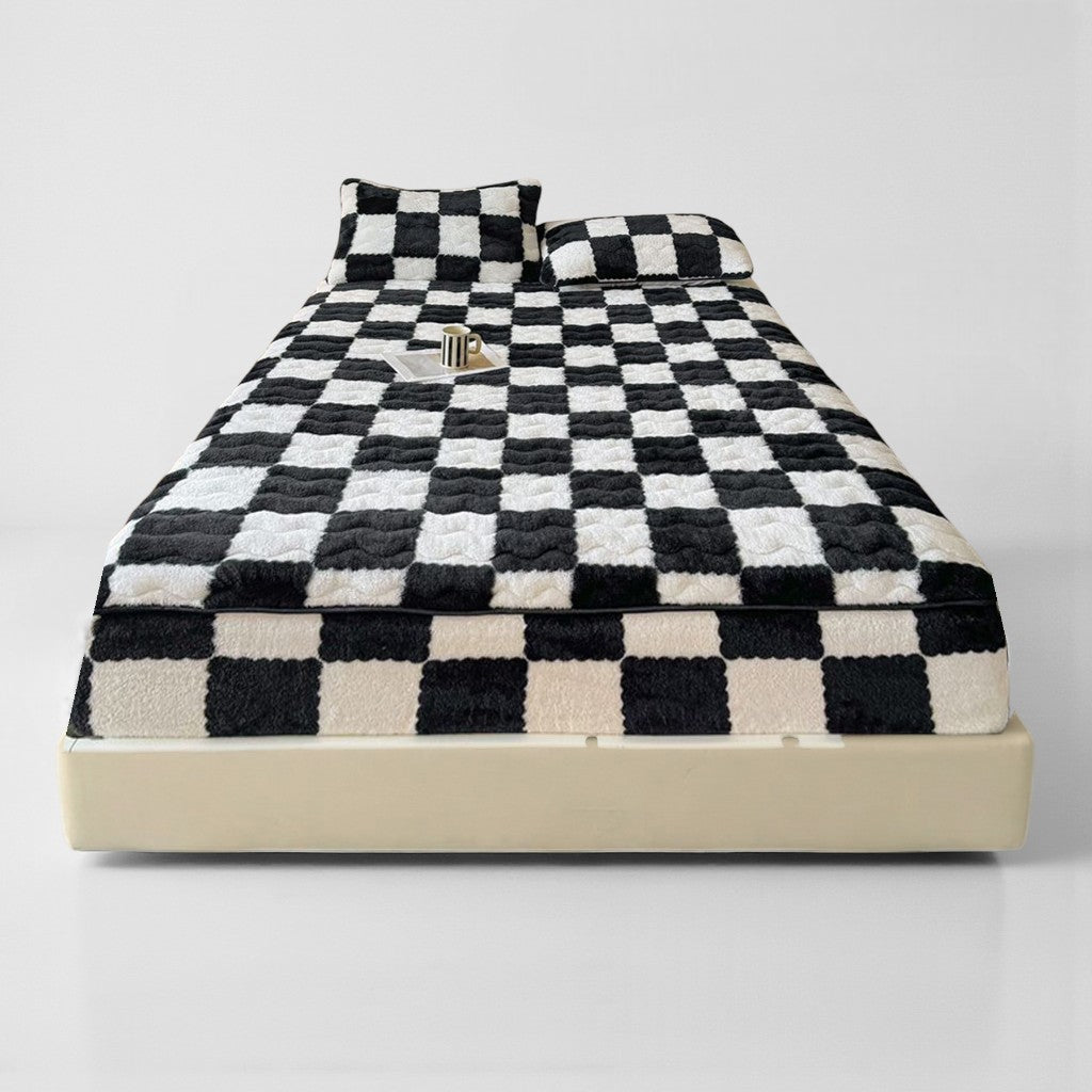 Checkered Milk Velvet Fitted Sheet Main image